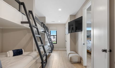 7 bedrooms, desk, iron/ironing board, travel crib