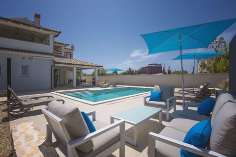 Indoor pool, sun loungers