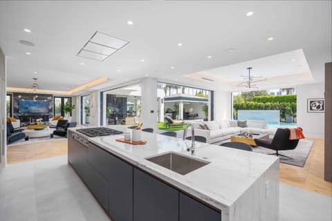 Fully equipped kitchen, double oven, coffee maker, fridge, ice maker, microwave