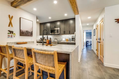 Kitchen | 3 Coffee Makers | Ceramic Pots & Pans | Electric Skillet