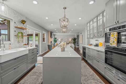 Fully stocked and well-thought kitchen to bring your professional chef to action. Feel like home, make and share meals like home