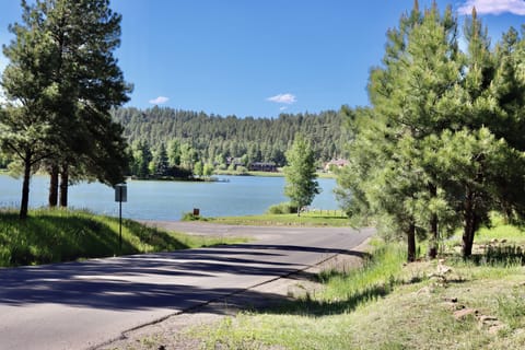Walking distance to Lake access 