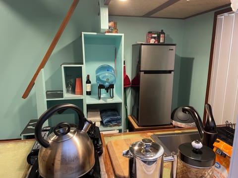 Fridge, stovetop, coffee/tea maker, electric kettle