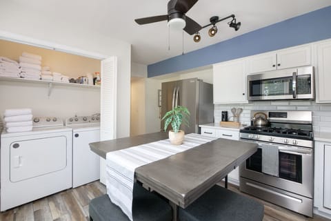 Enjoy meals or morning coffee in this stylish dine-in kitchen ☕🍽️ Bright and airy with backyard views, sleek seating, and easy access to the patio for indoor-outdoor living 🌿🪟