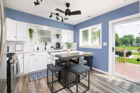 Enjoy meals or morning coffee in this stylish dine-in kitchen ☕🍽️ Bright and airy with backyard views, sleek seating, and easy access to the patio for indoor-outdoor living 🌿🪟