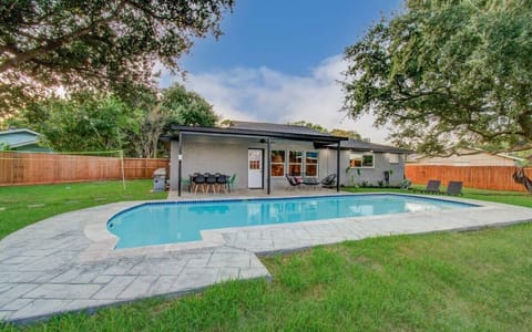 With a backyard pool area as decked out as this one’s, you won’t want to forget your swimsuits! Whether you prefer to be in the pool or simply poolside, Texas’ warm weather is perfect for the indoor/outdoor lifestyle.