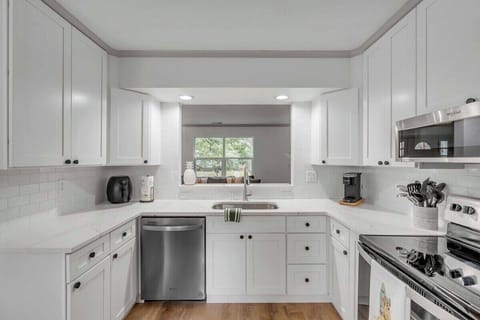 With a peak bar top lookin into the main living space, you'll love preparing + cooking for your group!