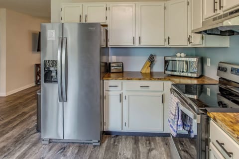 Fridge, microwave, stovetop, dishwasher