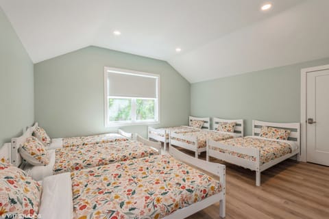 Third floor Guest bedroom - 6 twin bedrooms