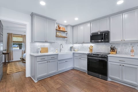 Newly renovated kitchen - fully stocked!