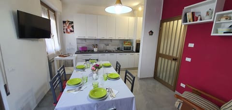 Table, Cabinetry, Property, Furniture, Countertop, Tableware, Lighting, Interior Design, Chair, Building