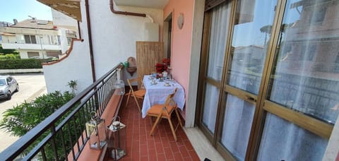 Plant, Wood, Interior Design, Building, Floor, Houseplant, Flower, Chair, Flooring, Hardwood