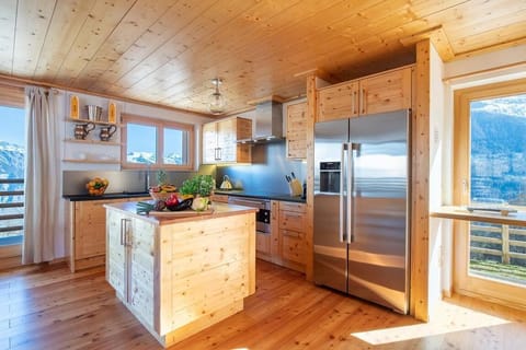 Fridge, stovetop, dishwasher, coffee/tea maker