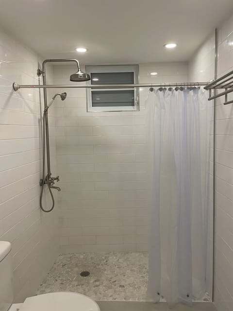 Combined shower/tub, towels