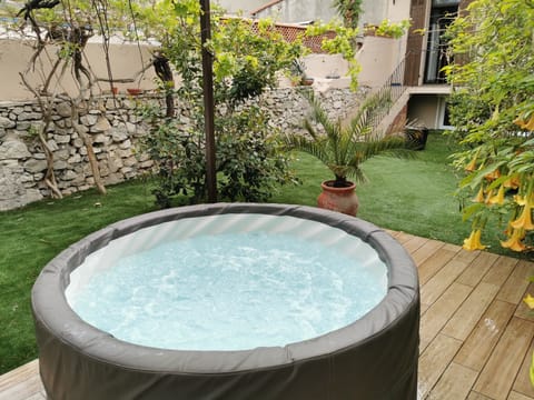 Outdoor spa tub