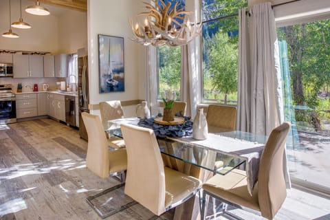 Dining Area | Dishware & Flatware Provided | Central A/C