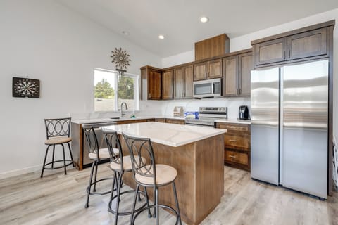 Lincoln City Vacation Rental | 4BR | 2.5BA | Steps Required | 2,100 Sq Ft