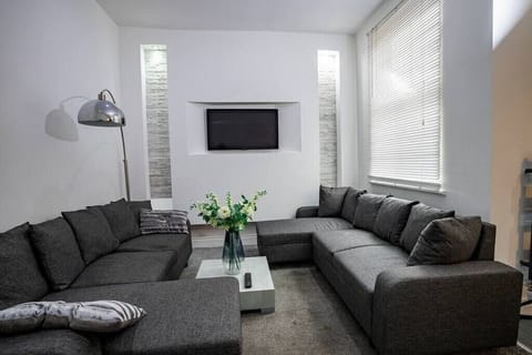 Roscoe House Middlesbrough Workstays living room