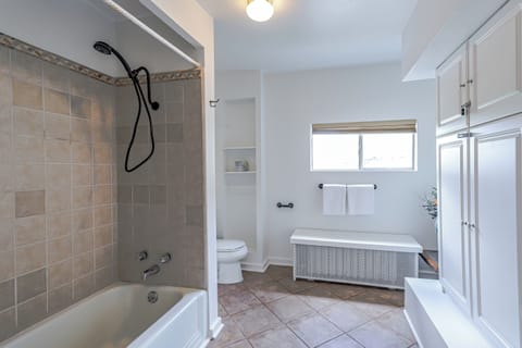 Combined shower/tub, hair dryer, towels