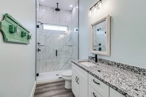 Combined shower/tub, hair dryer, towels