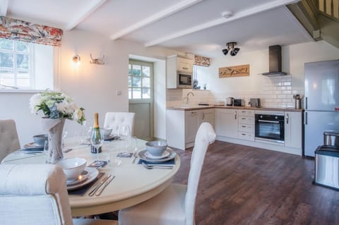 The Stables - 2 Bedroom Cottage - Princes Gate (16513)