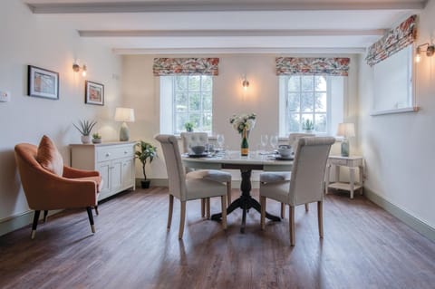 The Stables - 2 Bedroom Cottage - Princes Gate (16516)