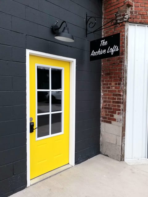 The main entrance to this loft is located at the back of 142 South Prospect Street in downtown Marion. Located just steps from a plethora of locally owned eateries, drinkeries and so much more!