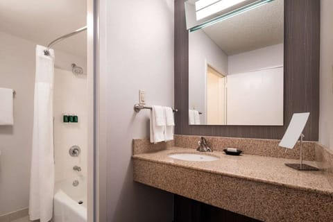 Combined shower/tub, hair dryer, towels