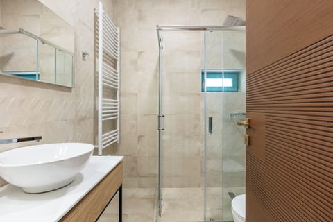 A sleek and modernised bathroom fit for all of you needs.