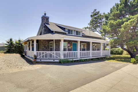 Lincoln City Vacation Rental | 3BR | 2BA | Steps Required | 1,900 Sq Ft