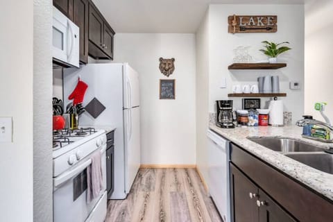 A fully stocked kitchen to bake all of your favorite meals with many amenities and granite counters. Have a cup of hot tea on a cold winter day or a hot cocoa on the go and walk to the lake from the Retreat.