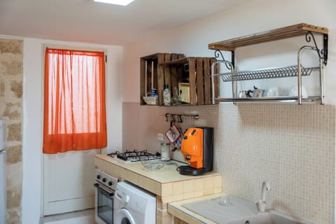 Fridge, oven, stovetop, coffee/tea maker