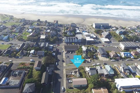 Super cute cottage where you can walk to great restaurants and the beach in Nye Beach.