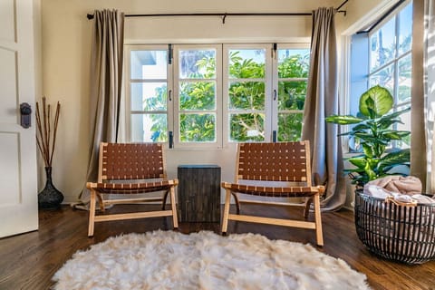 R3 - Experience breathtaking sunsets from our west-facing master suite, offering a glimpse of La Jolla Shores Beach.