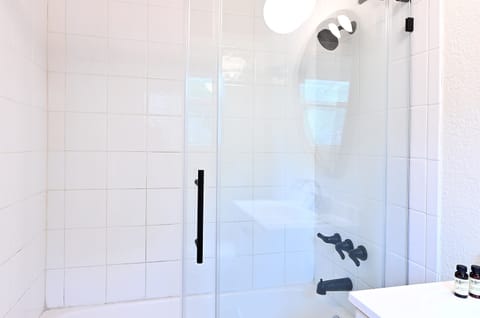 Combined shower/tub, hair dryer, towels