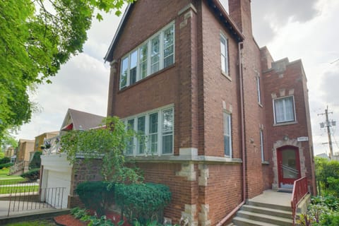 Chicago Vacation Rental | 1,836 Sq Ft | 3BR | 2BA | Stairs Required
