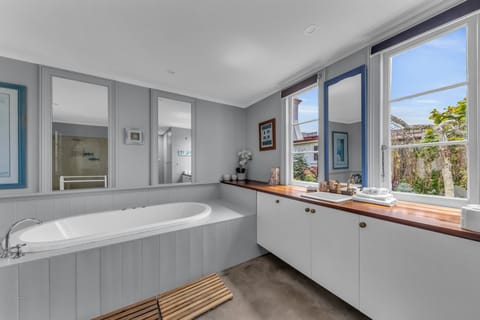 Bathtub, jetted tub