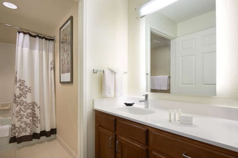 Combined shower/tub, hair dryer, towels