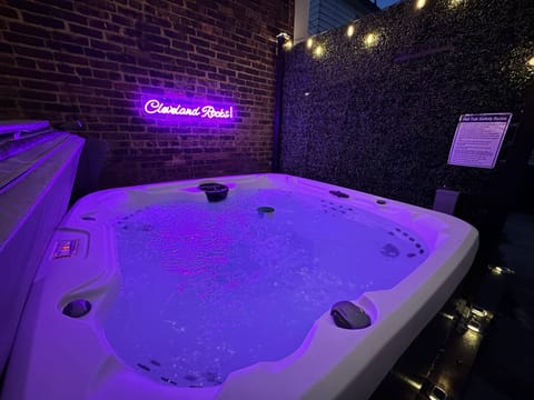 Indoor spa tub