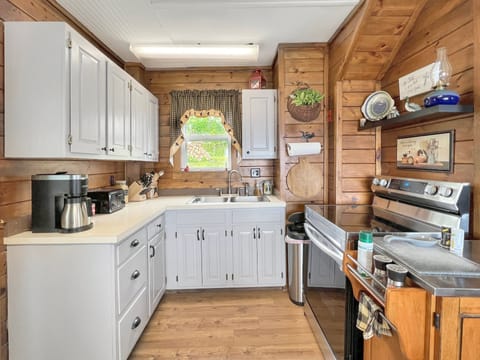 Fridge, oven, stovetop, coffee/tea maker