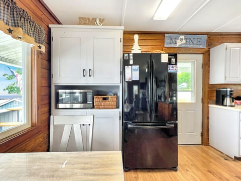 Fridge, oven, stovetop, coffee/tea maker