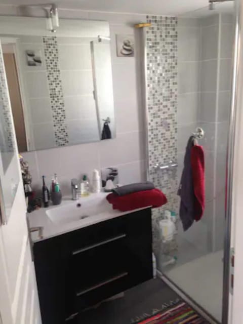 Combined shower/tub, towels