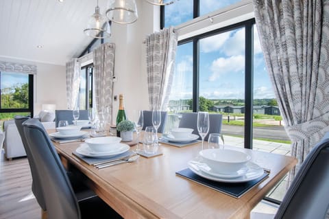 Swanlake Lodge - 3 Bedroom Holiday Home - Penally (16674)