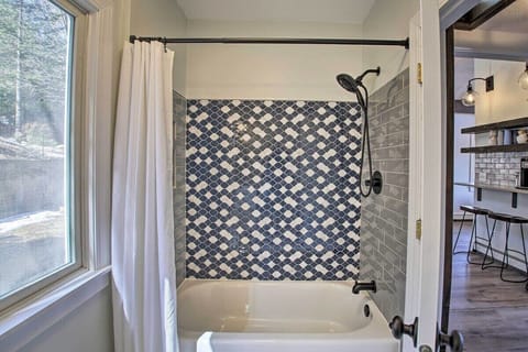 Combined shower/tub, hair dryer, bidet, towels