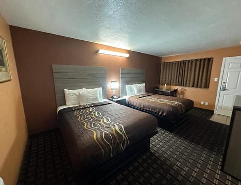 Queen Room With Two Queen Beds- Non Smoking image 5