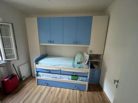 3 bedrooms, iron/ironing board, bed sheets