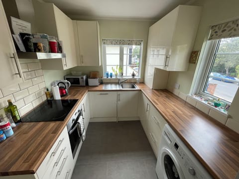 Fully equipped kitchen with dishwasher and washing machine