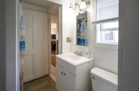 Full bathroom w/bathtub, shower w/spa shower-head, sink, toilet, & washer/dryer