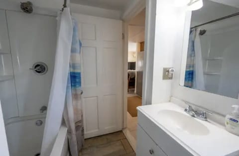 Full bathroom w/bathtub, shower w/spa shower-head, sink, toilet, washer/dryer