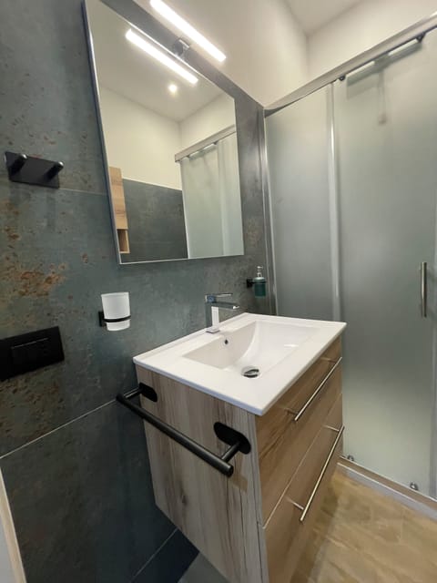 Shower, jetted tub, hair dryer, towels